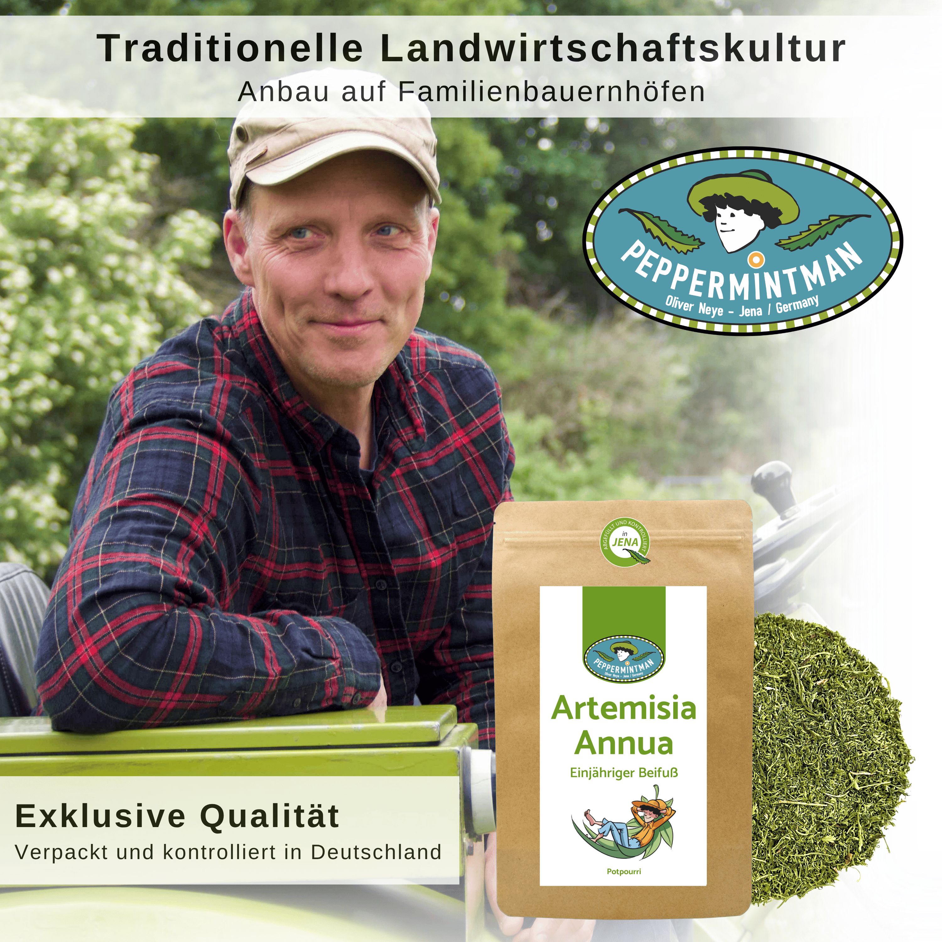Mann neben Beutel Artemisia Annua. Aufschrift: PEPPERMINTMAN, Artemisia Annua, Einjähriger Beifuß. Text: Exklusive Qualität, Verpackt und kontrolliert in Deutschland.
