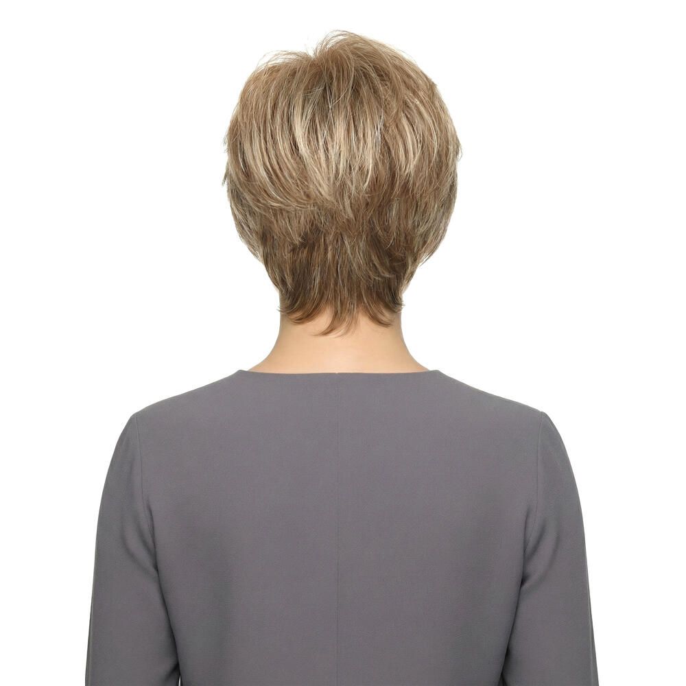 Kurzhaarperücke mit blonden Strähnen. Frau mit grauem Oberteil. Rückansicht.