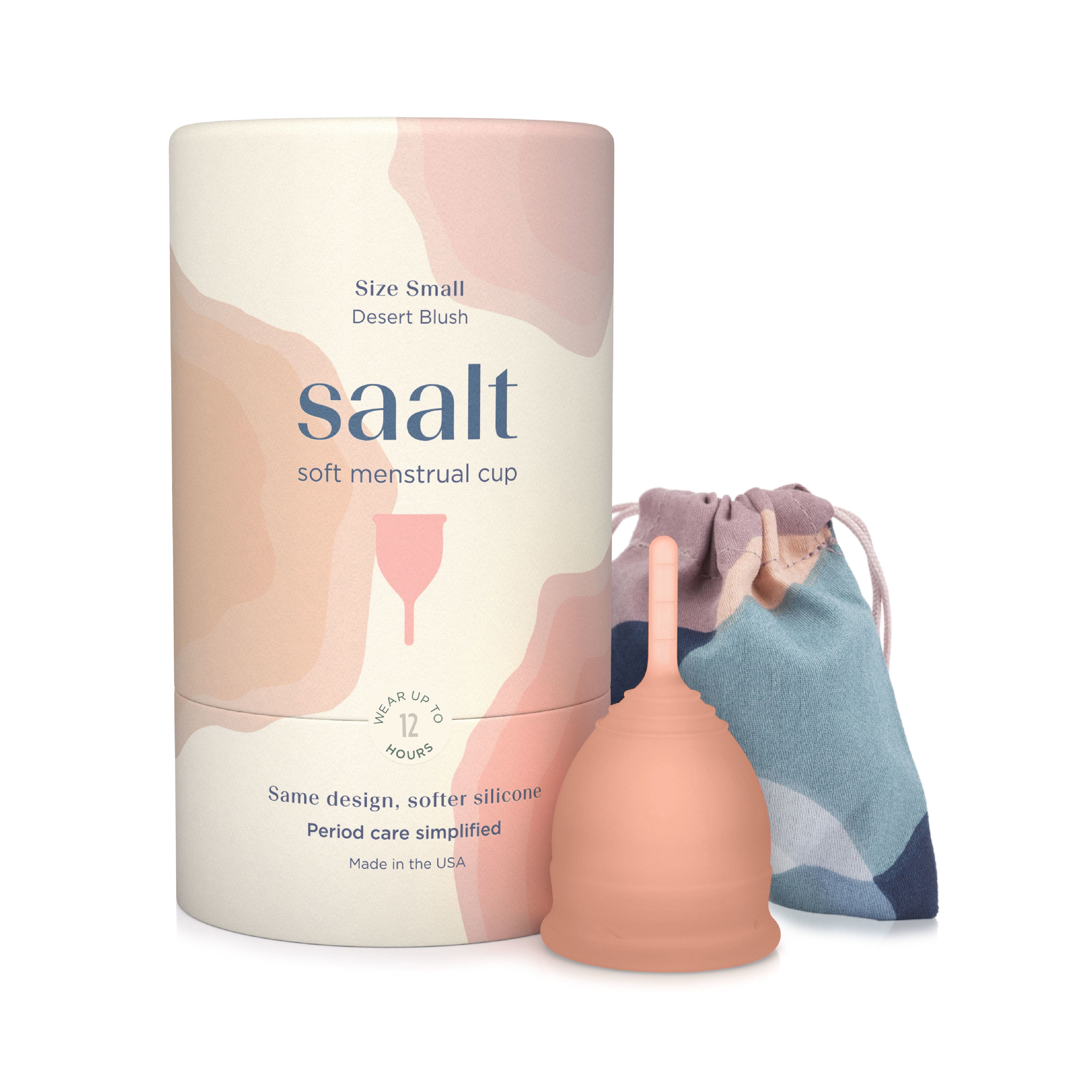 Saalt Menstruationstasse, peachfarben, mit Beutel und Verpackung. Text: Soft Menstrual Cup, Desert Blush.