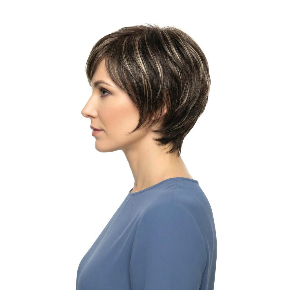 Kurzhaarperücke mit braunen und blonden Strähnen. Seitenansicht einer Frau mit blauem Oberteil.