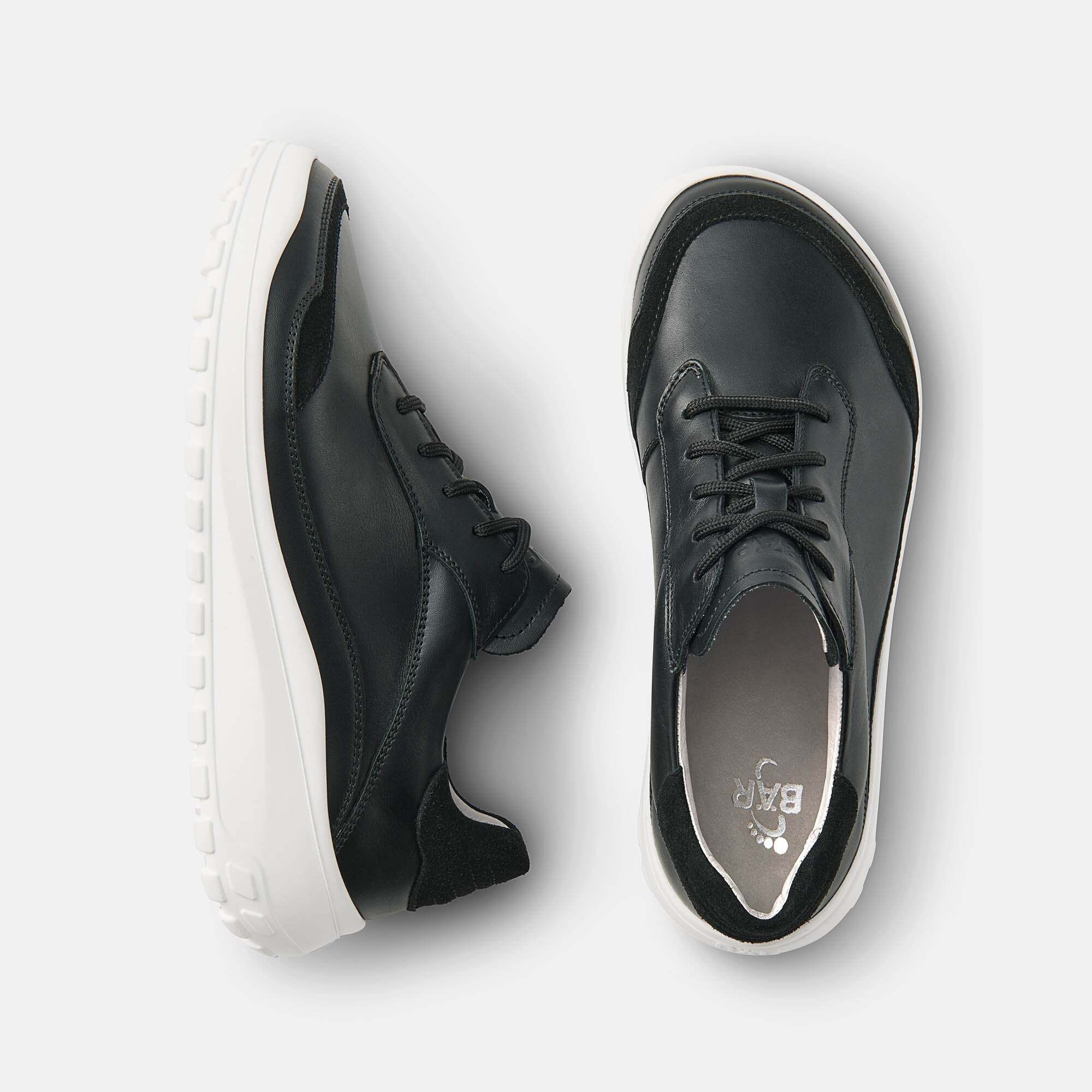 Schwarze Damen-Schnürschuhe aus Leder, Draufsicht, mit weißer Sohle und Wildleder-Akzenten.