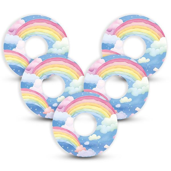 Fünf runde Fixierpflaster mit Regenbogen-Wolken-Design. Mit Loch in der Mitte.