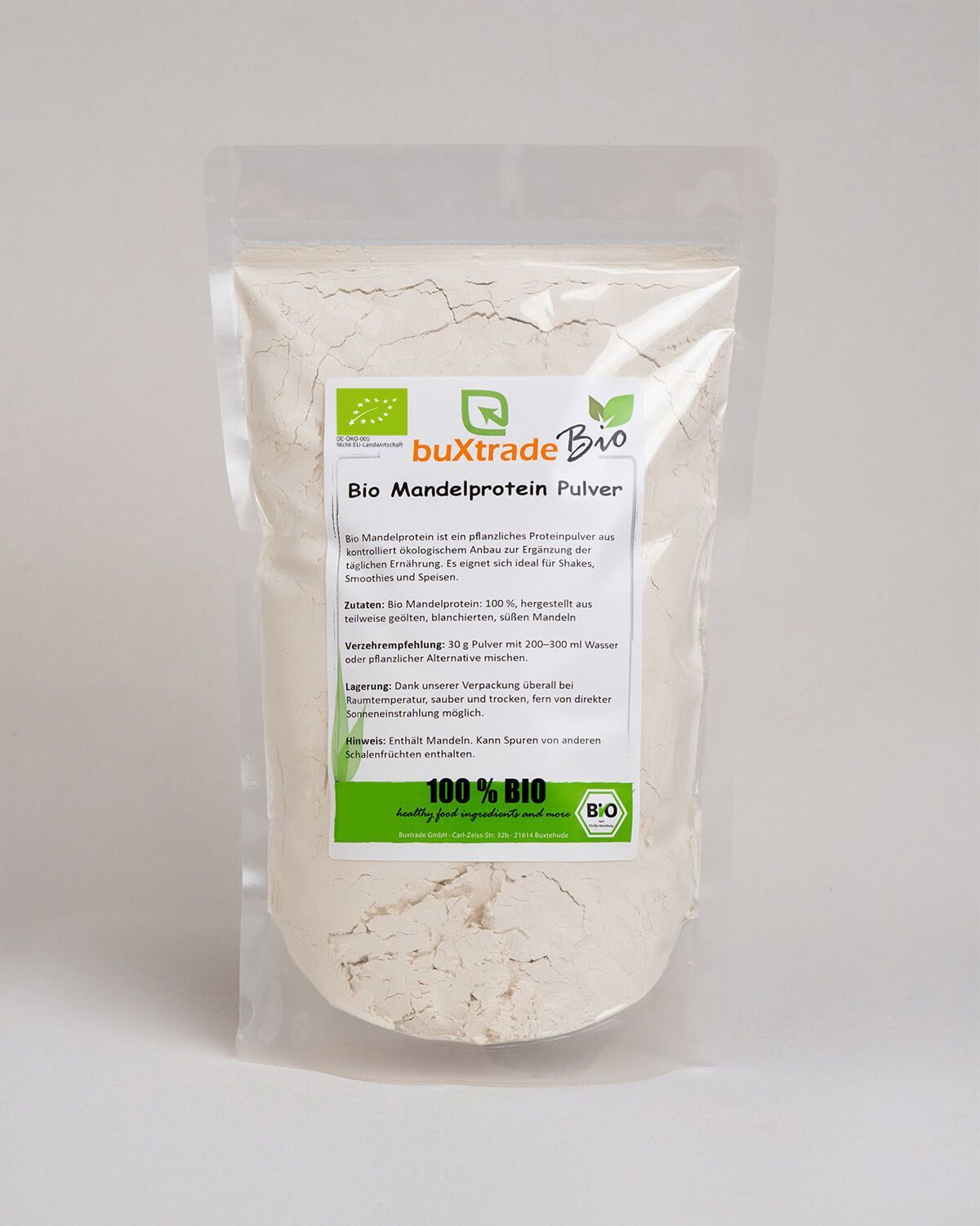 Bio Mandelprotein Pulver in transparenter Verpackung mit Bio-Siegel.