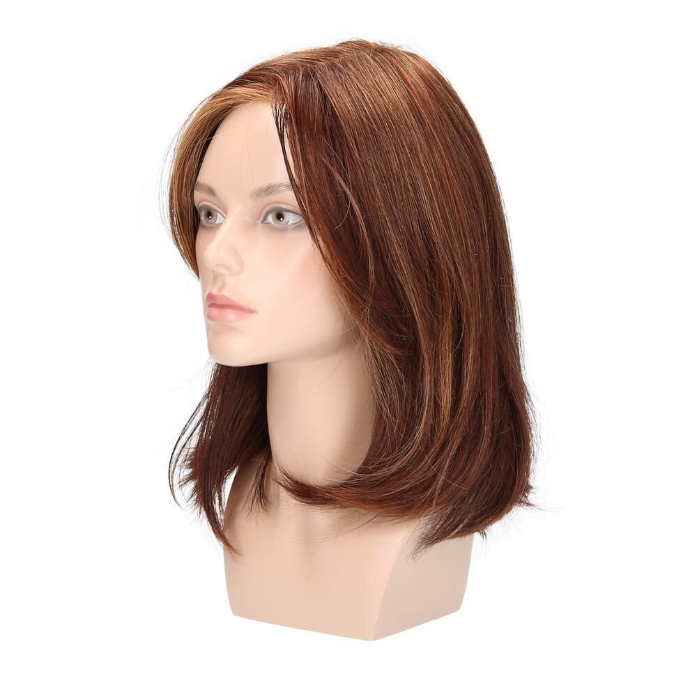 Perücke in Cognacmix auf Schaufensterkopf. Seitenansicht. Mittellange, gestufte Haare mit dunklerem Nacken.