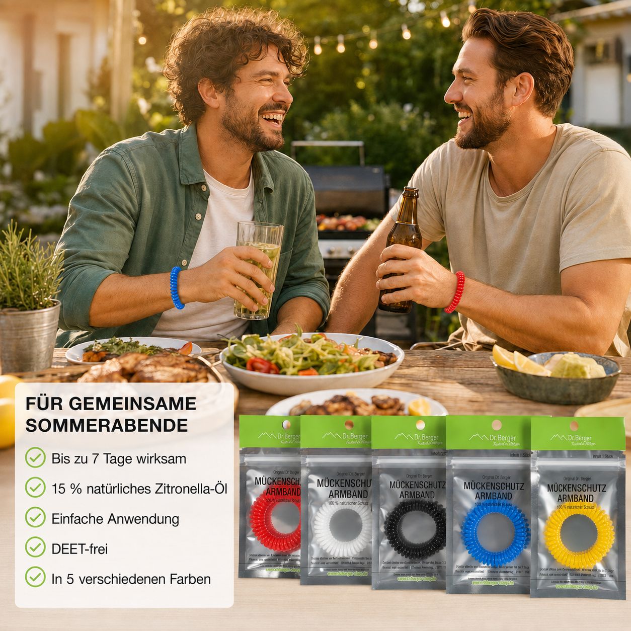 Zwei Männer beim Grillen, tragen rote und blaue Mückenschutz-Armbänder. Mehrere verpackte Armbänder sind sichtbar.