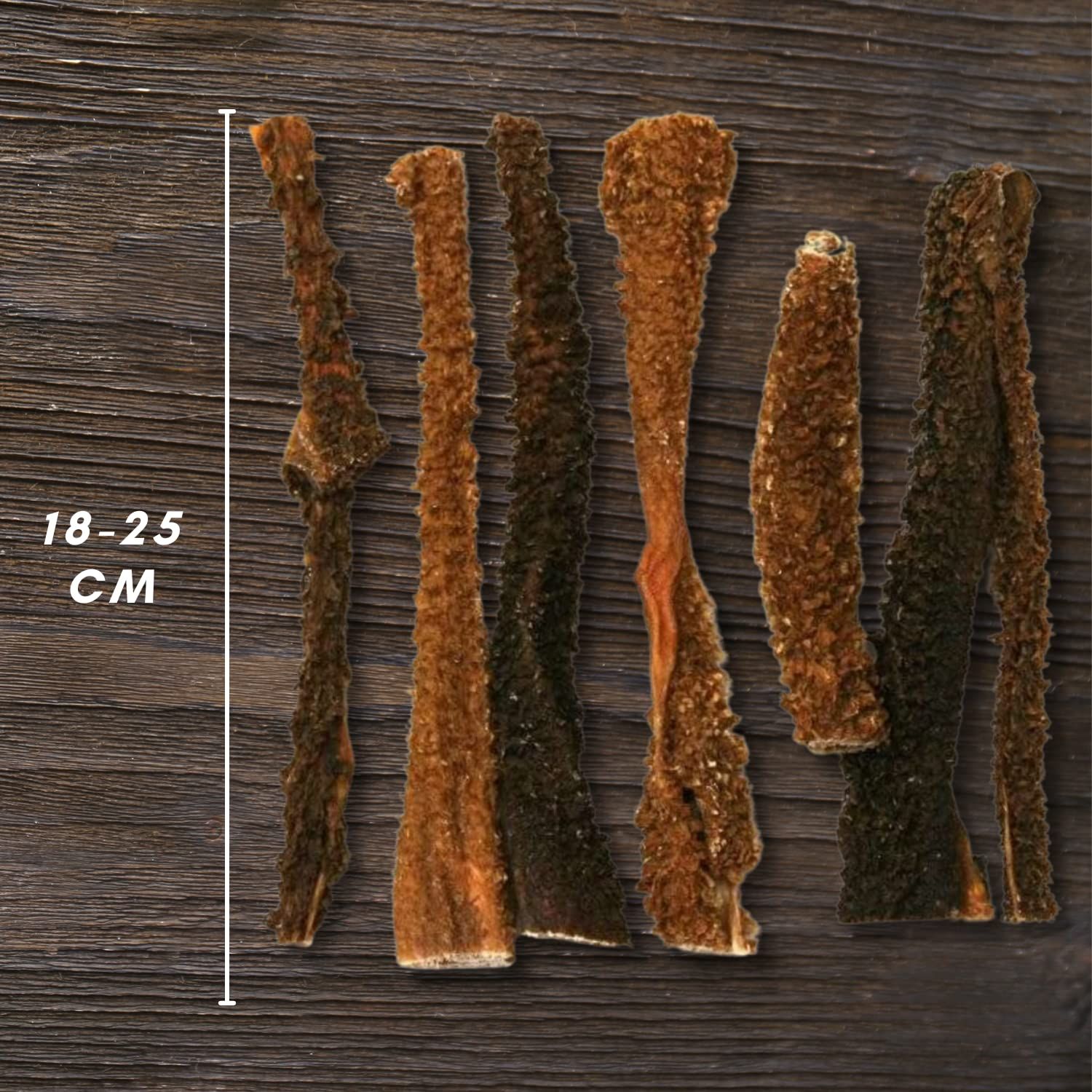 Sieben getrocknete Rinderpansenstücke auf Holzgrund. Längenangabe: 18-25 cm.