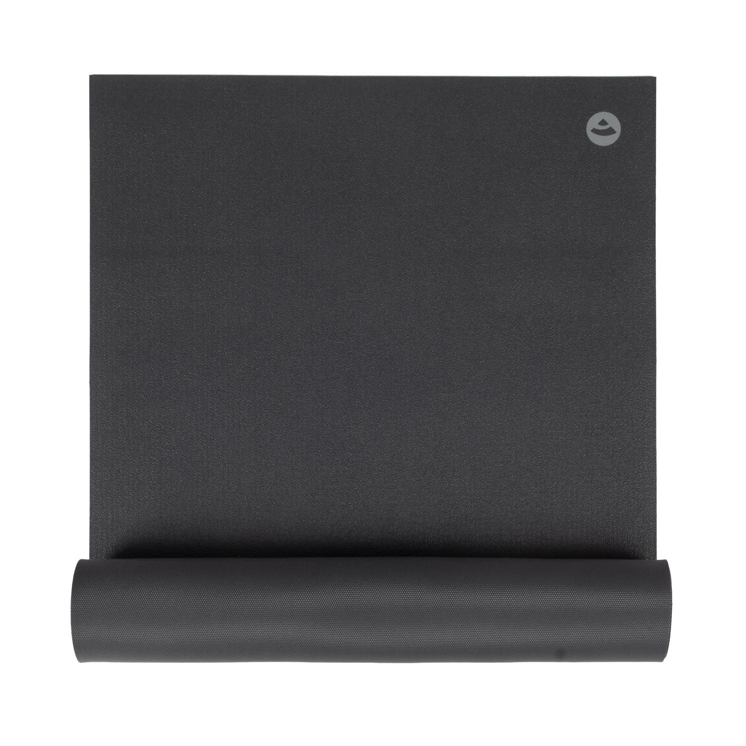 Graue Yogamatte, teilweise gerollt. Kleines Logo in der Ecke. Rechteckige Form.