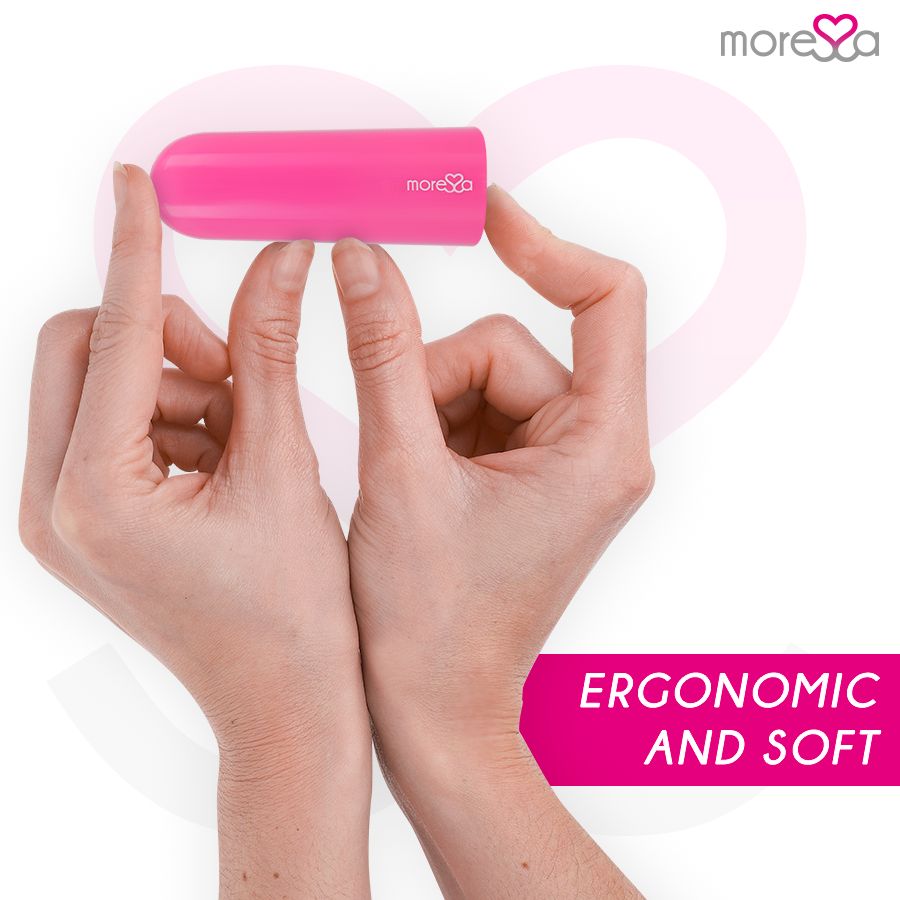 Pinkfarbener Vibrator in Händen. Ergonomisch und weich. Marke: Moressa.