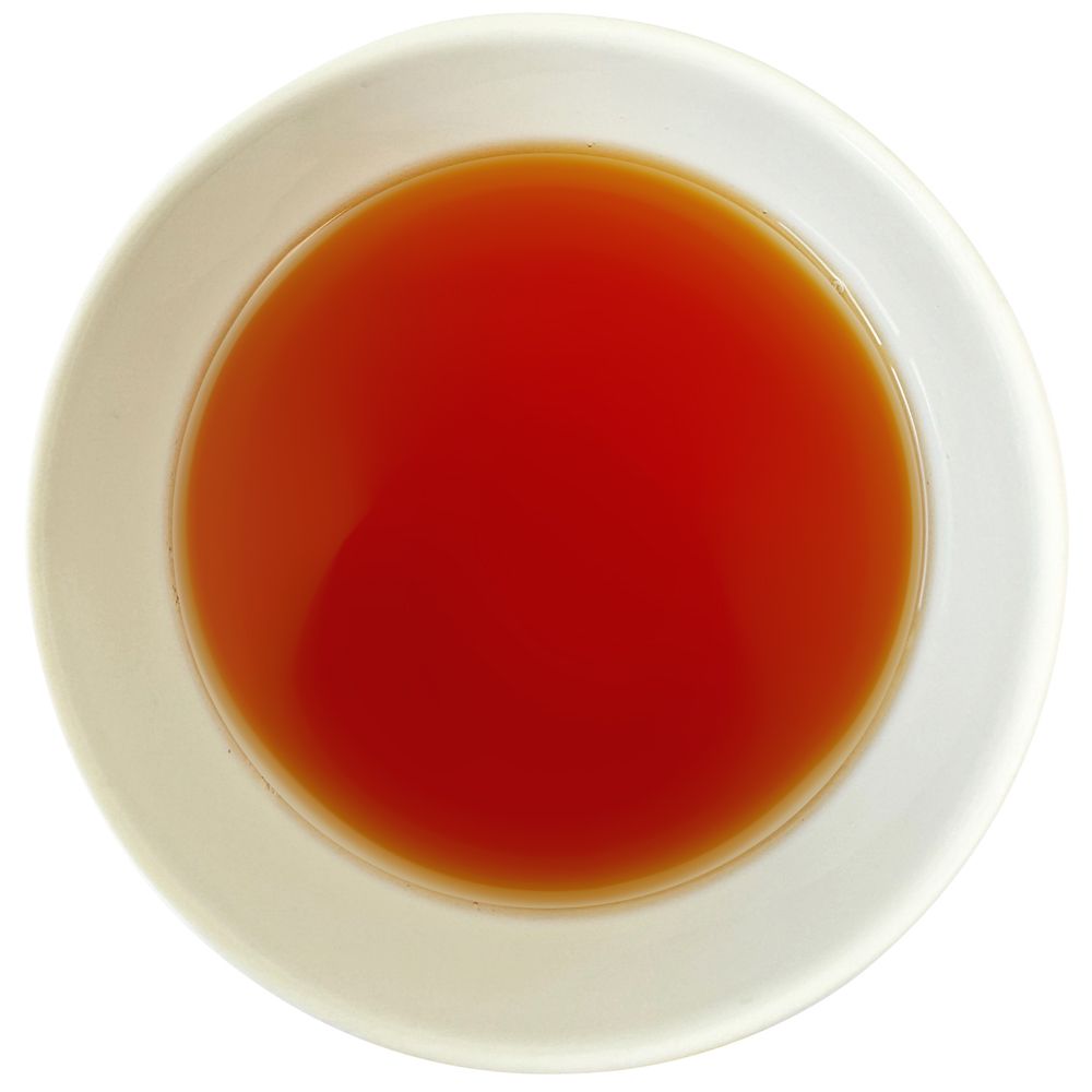 Tasse mit braunem Tee. Auf weißem Untergrund.