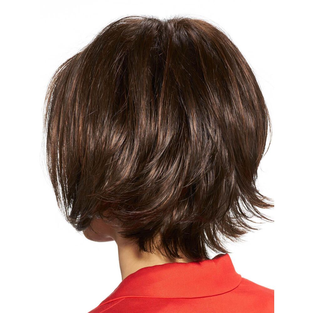 Perücke Maren von trendhair. Braune Kunsthaarperücke. Frau trägt rote Bluse. Rückansicht.