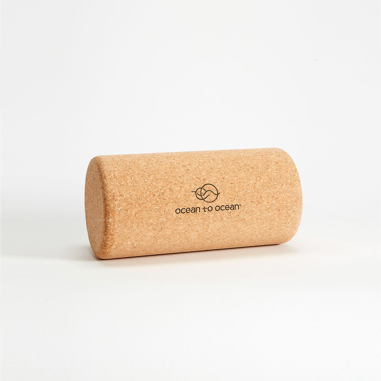 Zylindrische Faszienrolle aus Kork mit Logo. Braune Farbe, zylindrische Form.