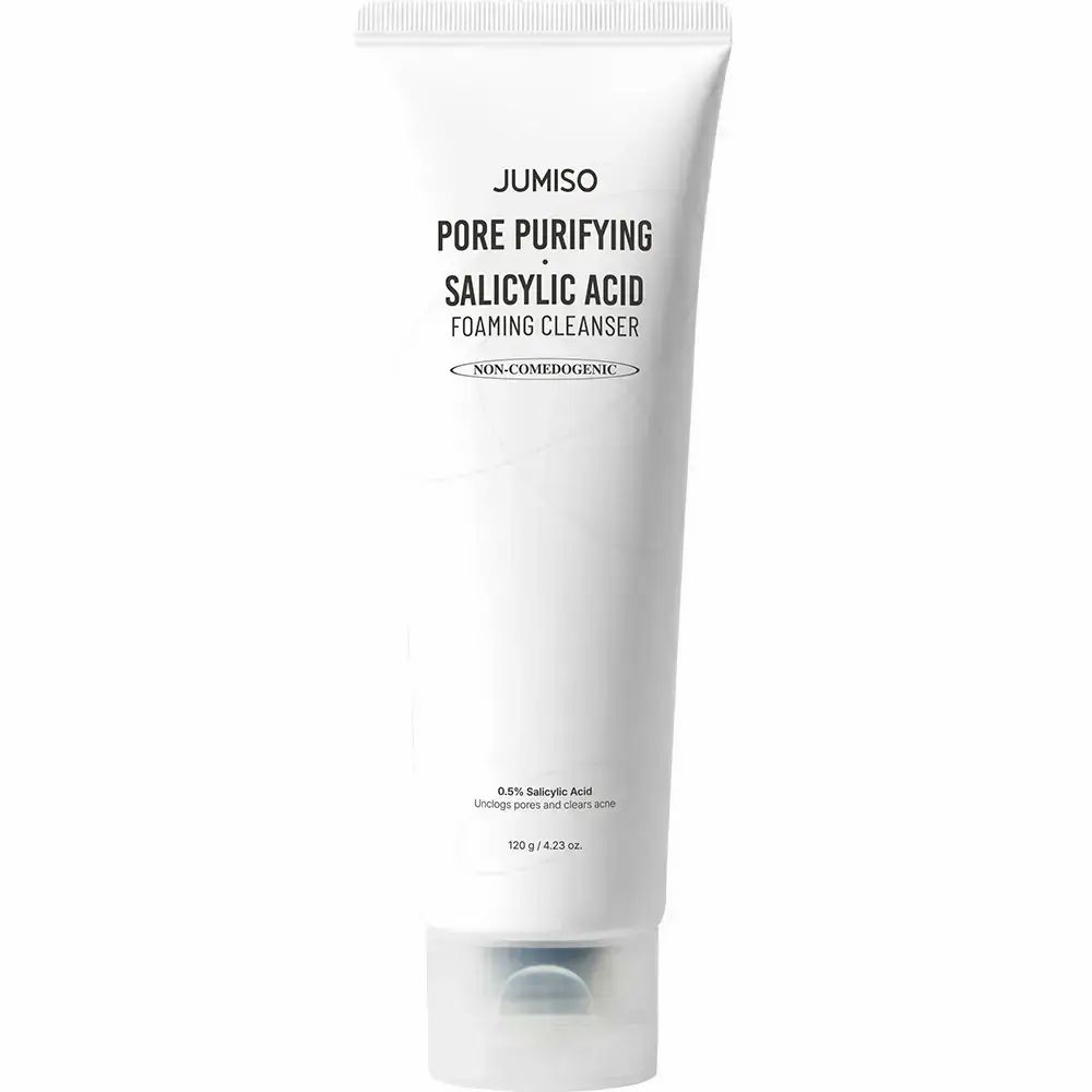Weiße Tube mit schwarzem Aufdruck. Text: JUMISO Pore Purifying Salicylic Acid Foaming Cleanser. 120 g / 4.23 oz.