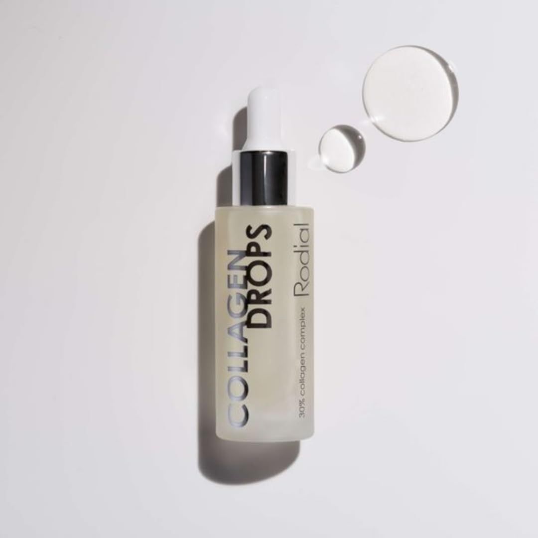 Produktflasche mit Pipette und Tropfen. Text: Collagen Drops, Rodial. Auf hellem Hintergrund.