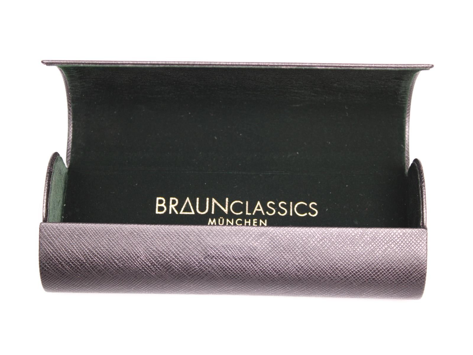 Geöffnetes Etui, innen mit Logo BRAUNCLASSICS MÜNCHEN. Graue Außenhaut.