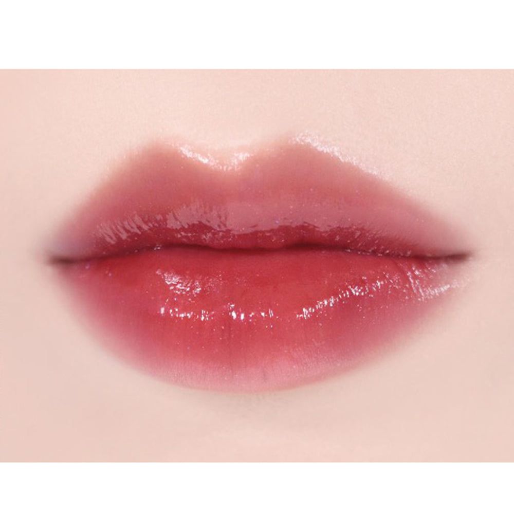 Nahaufnahme von Lippen mit glänzendem, rotem Lippen-Tint. Die Lippen sind leicht geöffnet.