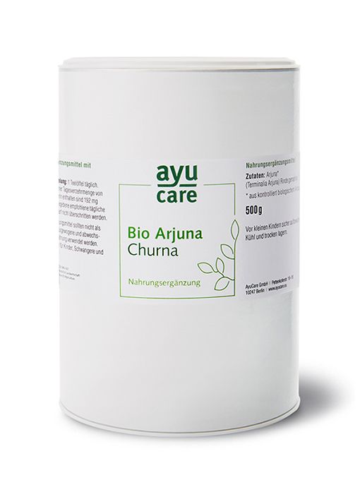 Weißes, zylindrisches Produkt. Aufschrift: ayu care, Bio Arjuna Churna, Nahrungsergänzung. 500g. Grün-weiße Etiketten.