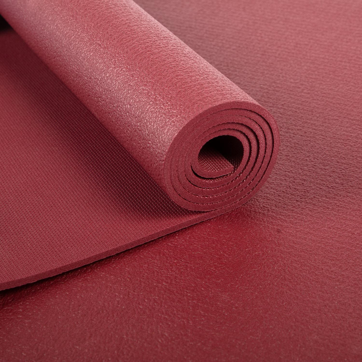 Bordeaux Yogamatte, gerollt. Detailansicht. Oberfläche strukturiert.
