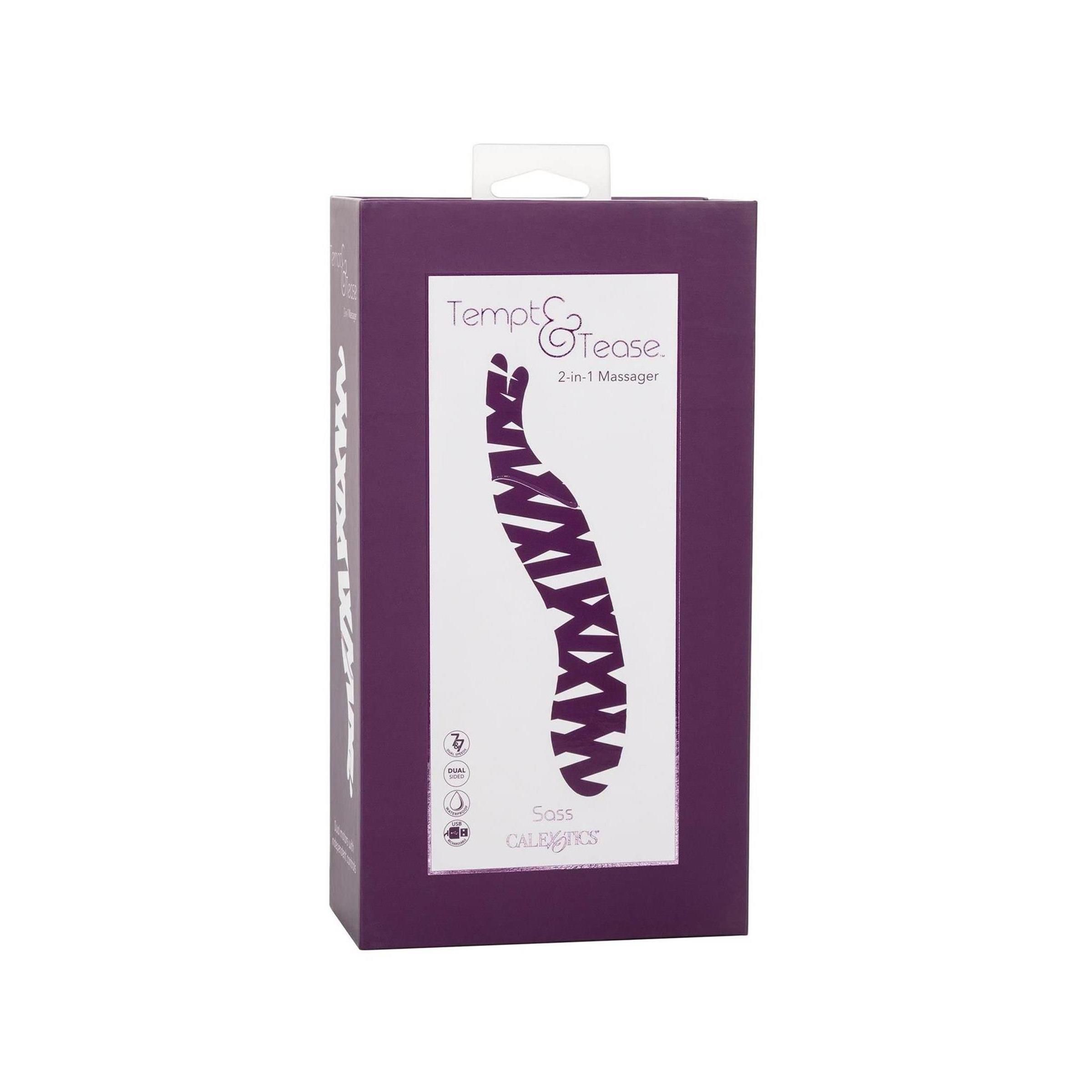 Verpackung von CalExotics Tempt & Tease Sass. Lila Box mit Produktabbildung und Markennamen. 2-in-1-Massagegerät.
