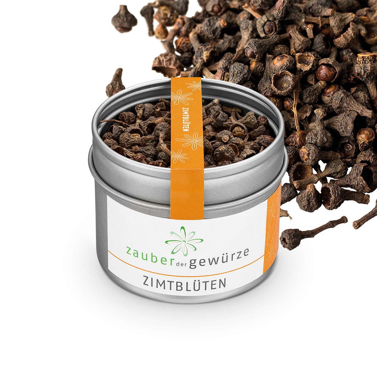 Zimtblüten in Dose. Silberne Dose mit weißem Etikett und orangefarbenem Band. Aufschrift: Zauber der Gewürze, Zimtblüten. Zimtblüten daneben.
