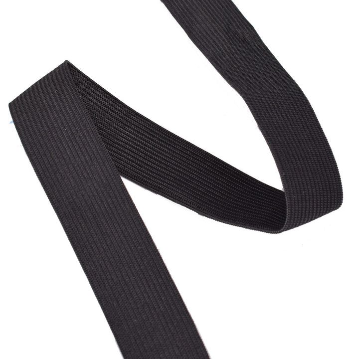 Schwarzes, geripptes Gummiband. Das Band ist gefaltet und liegt auf weißem Hintergrund.