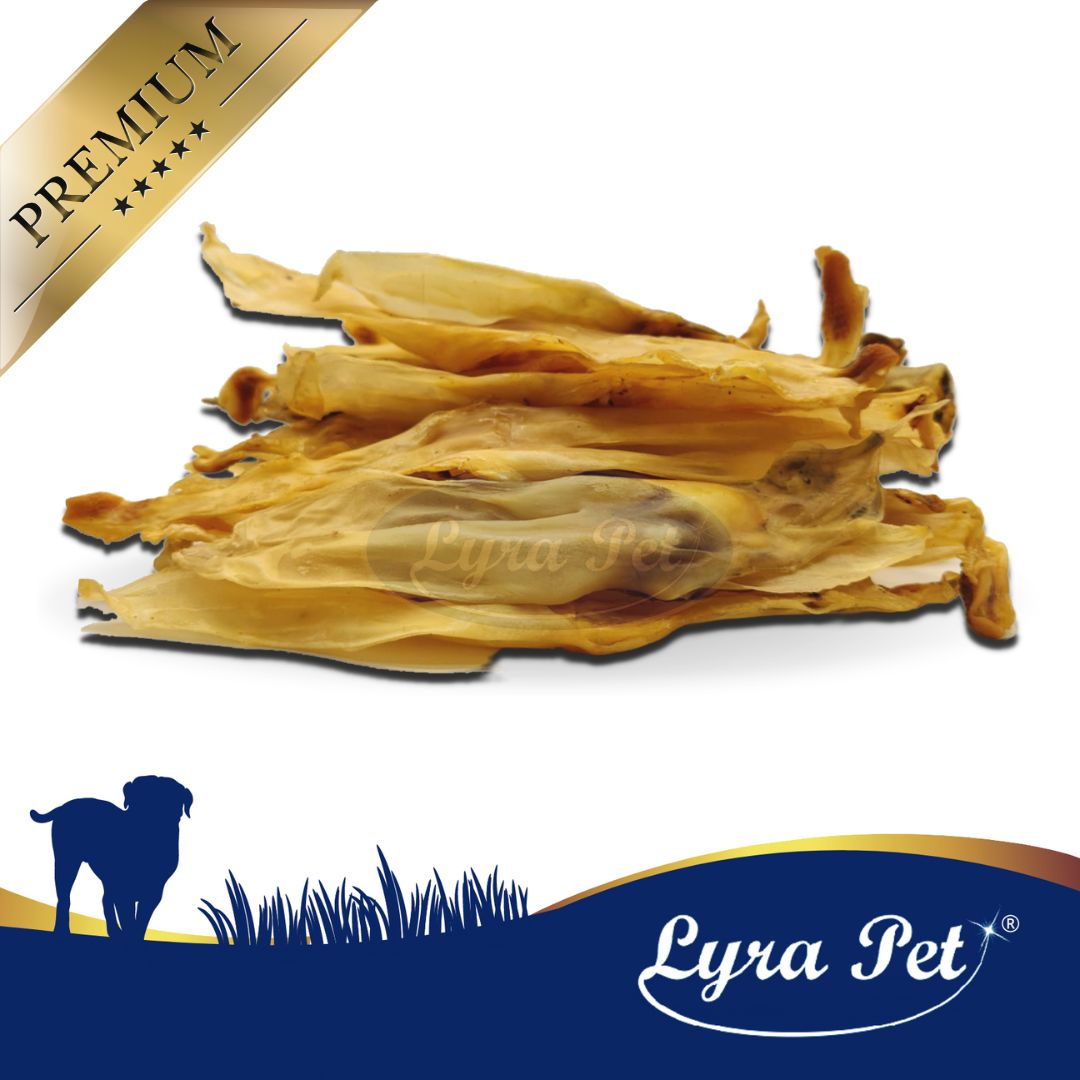 Haufen getrockneter Kaninchenohren. Aufschrift: Lyra Pet. Premium-Qualität.