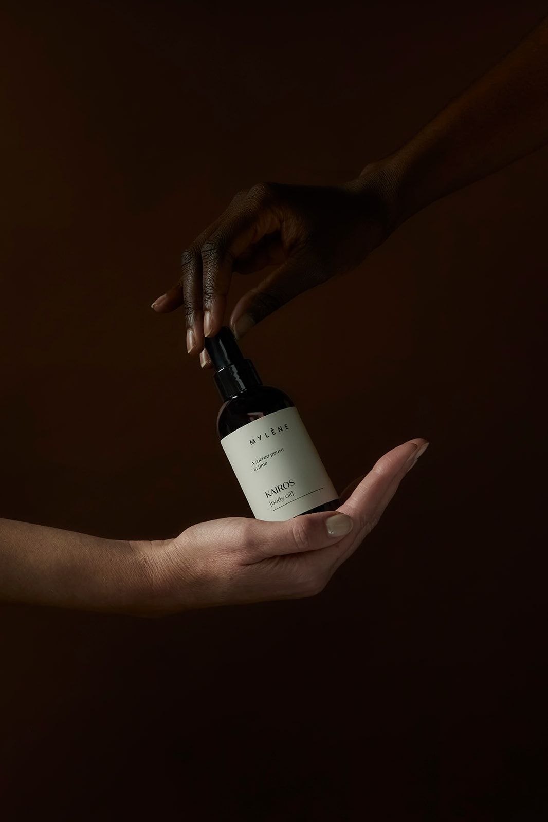 Kairos Body Oil – Pflegendes Körperöl in Sprayform mit warmem Amber & Holznoten