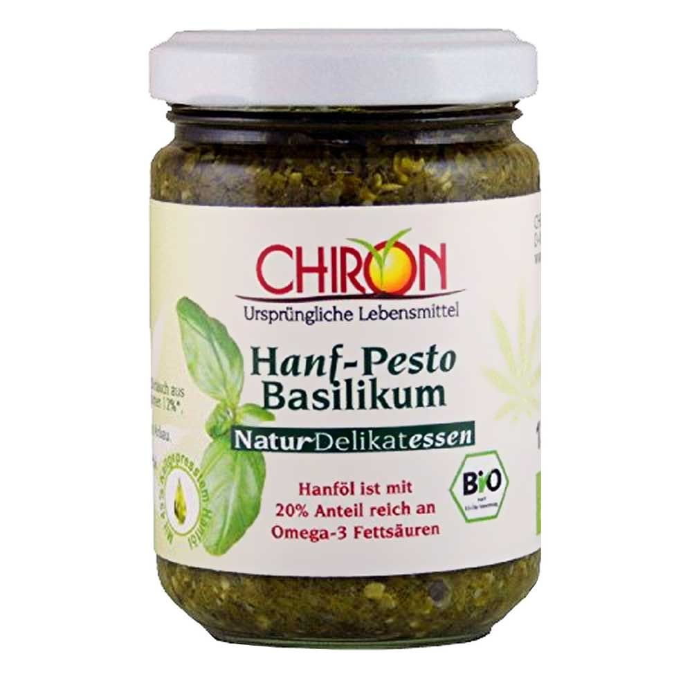 Glas mit grünem Pesto. Auf dem Etikett steht "CHIRON Hanf-Pesto Basilikum". Bio-Siegel.