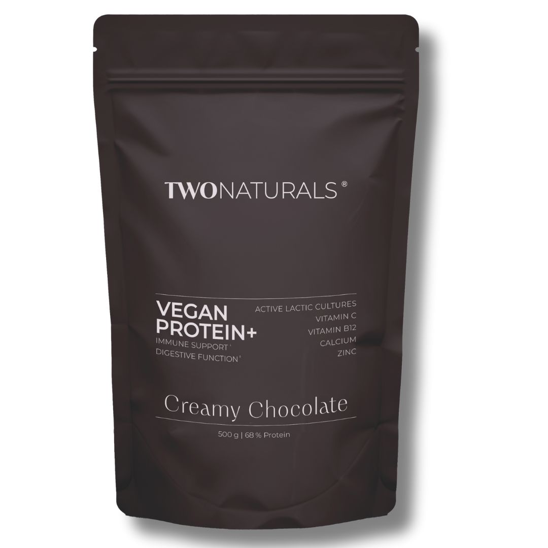 Schwarzer Beutel TWONATURALS VEGAN PROTEIN+ Creamy Chocolate. Enthält aktive Milchsäurekulturen, Vitamin C, B12, Calcium, Zink. 500g.