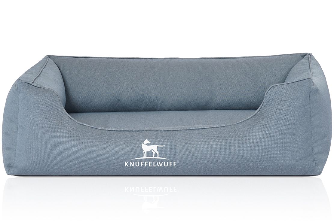 Blaues Hundebett mit erhöhtem Rand. Logo: Knuffelwuff. Rechteckige Form. Stoffbezug. Weißer Hintergrund.