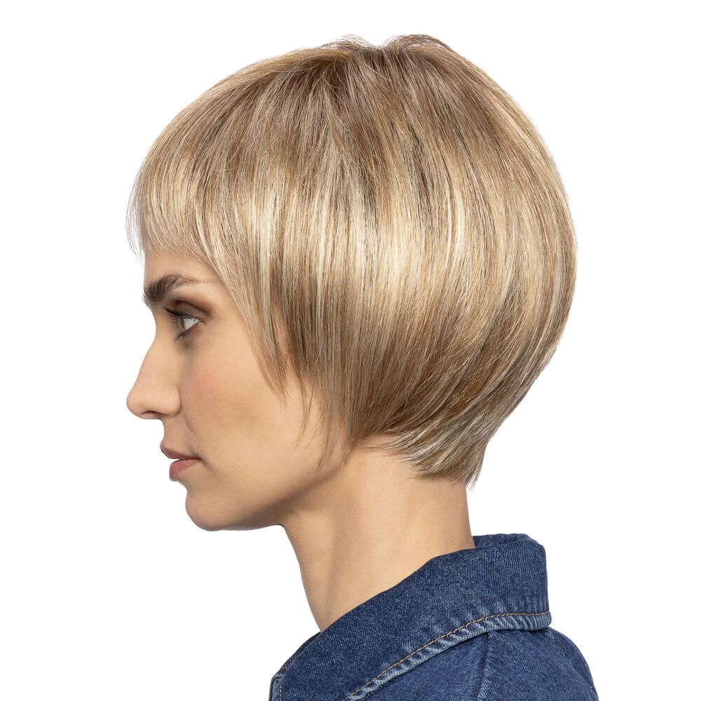 Blonde Kurzhaarperücke, Seitenansicht einer Frau. Natürlicher Haarfall, leicht gewellt.