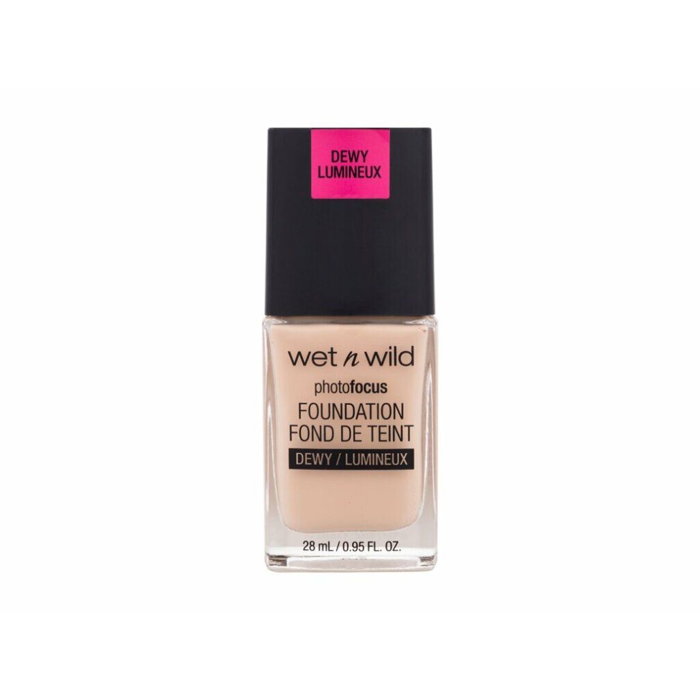 Wet n Wild Photo Focus Foundation. Glasflasche mit hellbeiger Flüssigkeit. Schwarzer Deckel. Text: Dewy Lumineux, 28 ml / 0.95 FL. OZ.