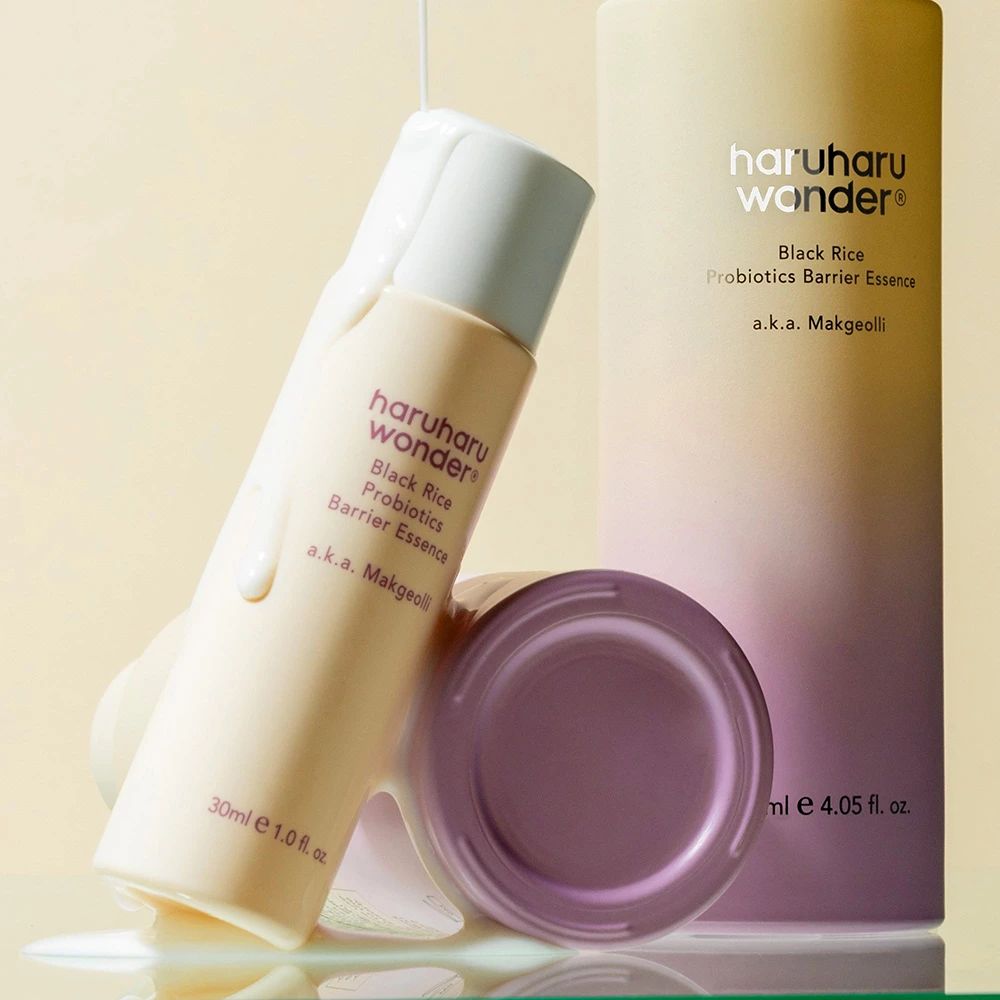 Beige Flasche und lila Behälter mit Produkt. Aufschrift: haruharu wonder Black Rice Probiotics Barrier Essence. 30ml e 1.0 fl. oz.