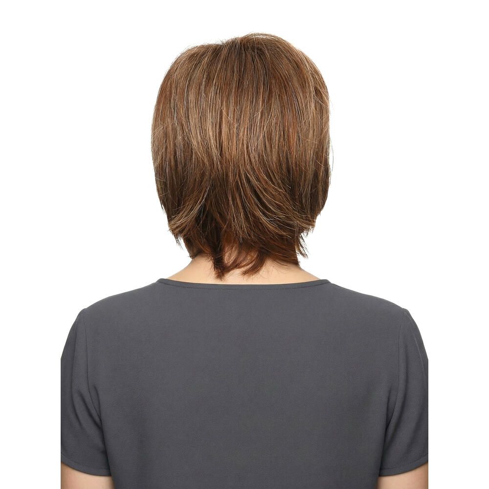Rückansicht der Perücke Heidi von Lofty. Braune und blonde Strähnen, schulterlange Frisur. Frau mit grauem Shirt.