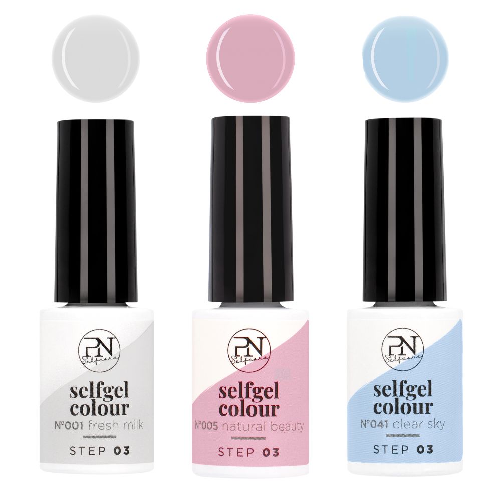 Drei Flaschen Nagellack mit schwarzen Kappen und Farbmustern. Aufschrift: PN Selfcare, Selfgel Colour, N°001, N°005, N°041. Farben: Weiß, Rosa, Hellblau.