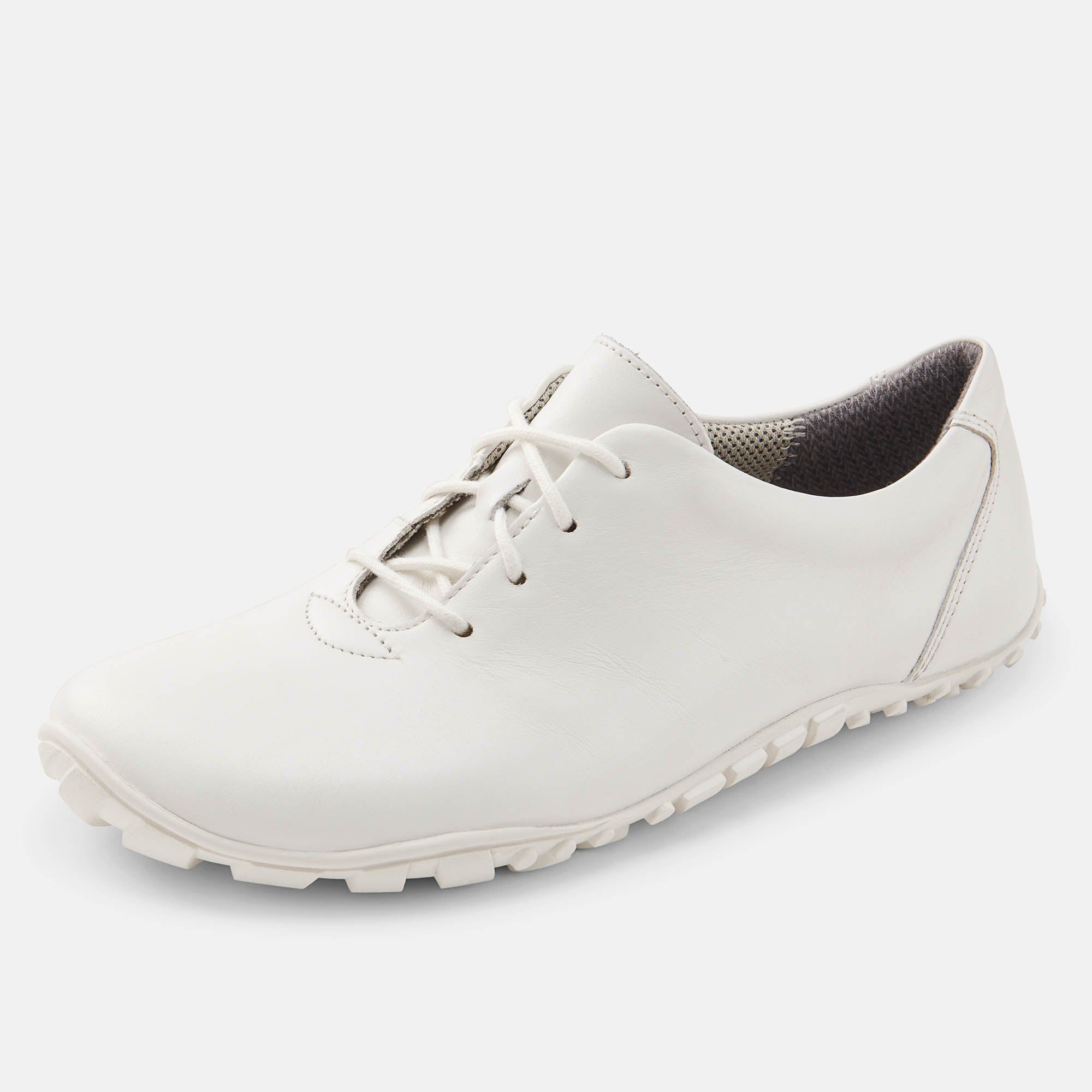 Weißer Schnürschuh, flache Sohle, Schnürsenkel. Graues Innenfutter. Perspektivische Ansicht.