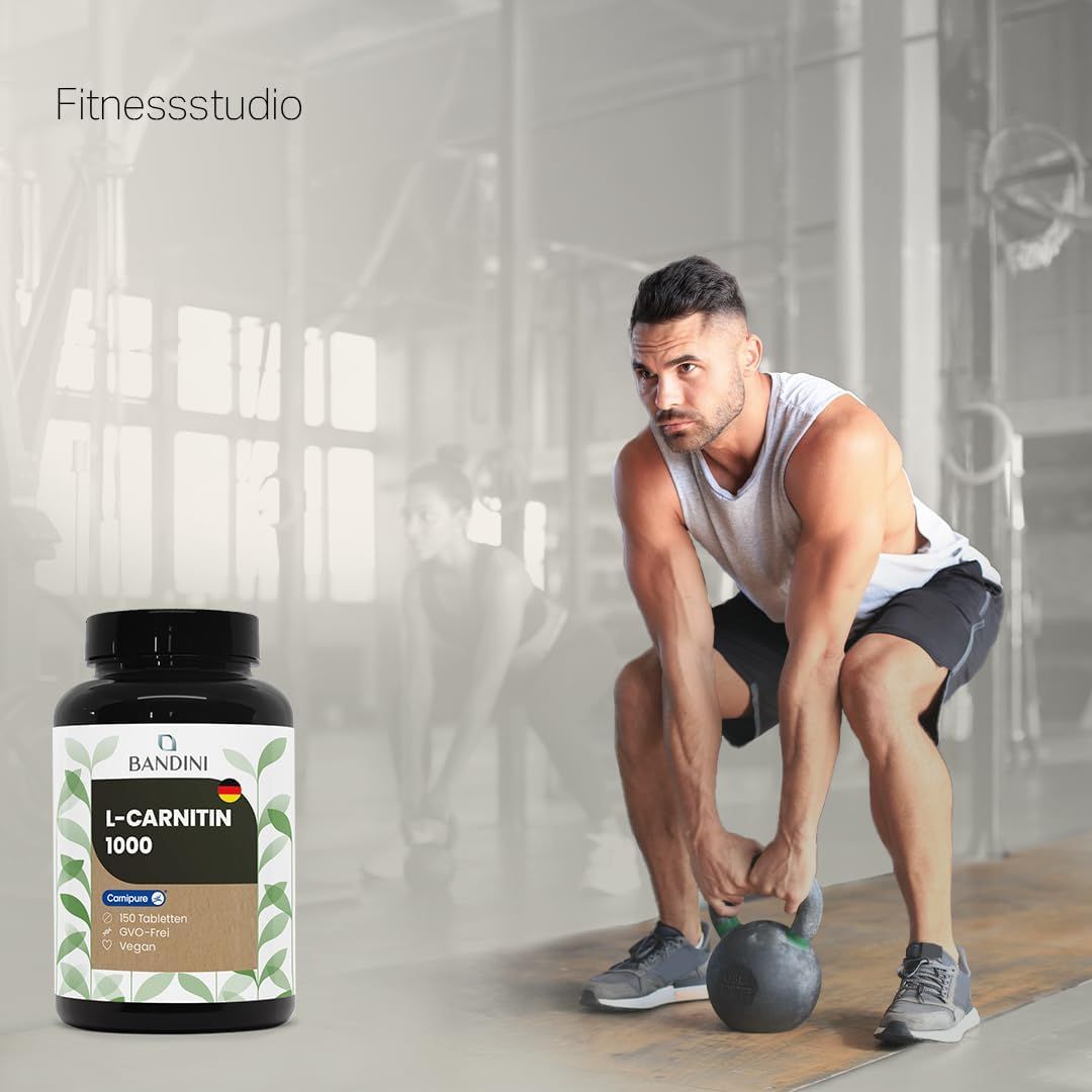 Schwarze Flasche Bandini L-Carnitin 1000 Tabletten. Mann trainiert mit Kettlebell. Hintergrund: Fitnessstudio.