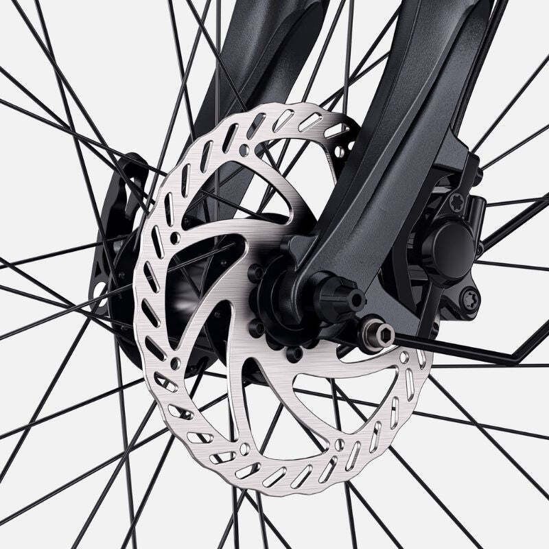 Nahaufnahme der Bremsscheibe eines Fahrrads. Silberfarben mit Löchern, umgeben von Speichen.