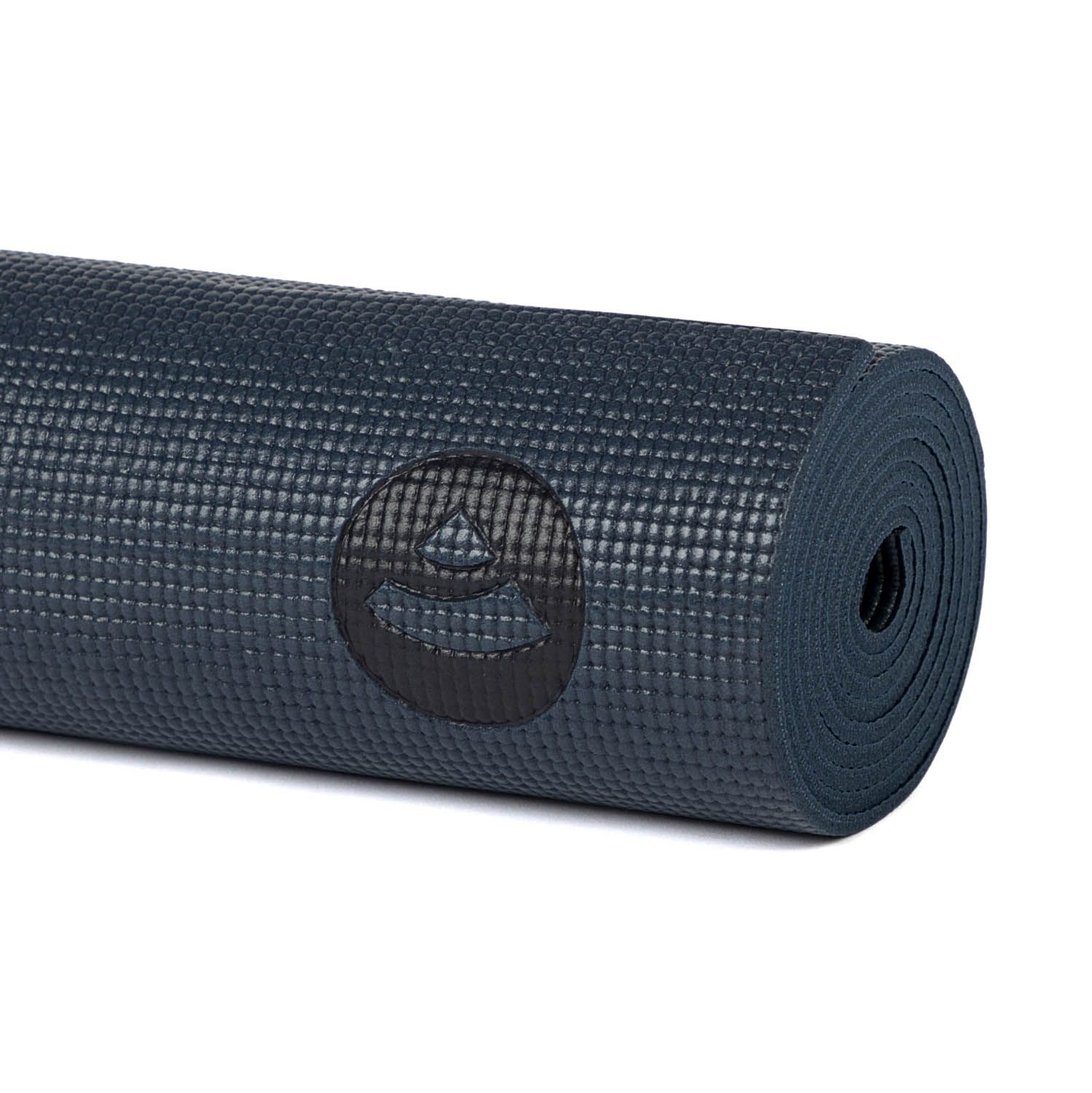 Gerollte dunkelblaue Yogamatte mit Logo. Strukturierte Oberfläche. YANTRA/ALIGNMENT.