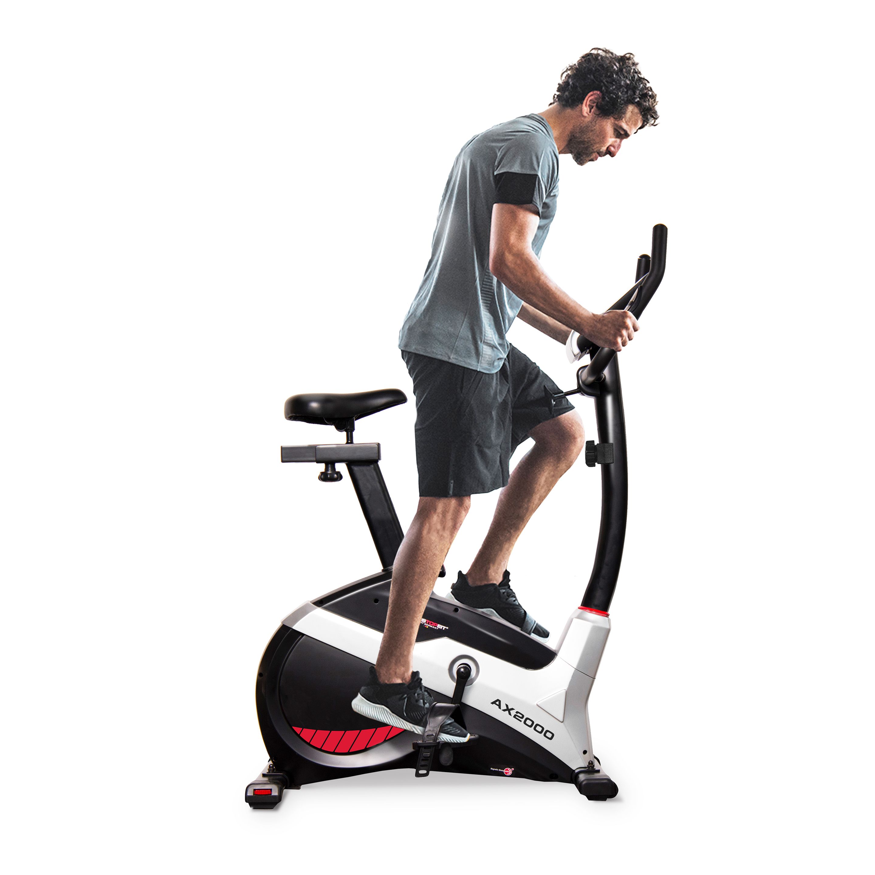 Person auf Heimtrainer AX 2000. Schwarz-weißes Design. Lenker, Sattel, Pedale. Digitalanzeige. CHRISTOPEIT SPORT Logo. AX 2000 Schriftzug.