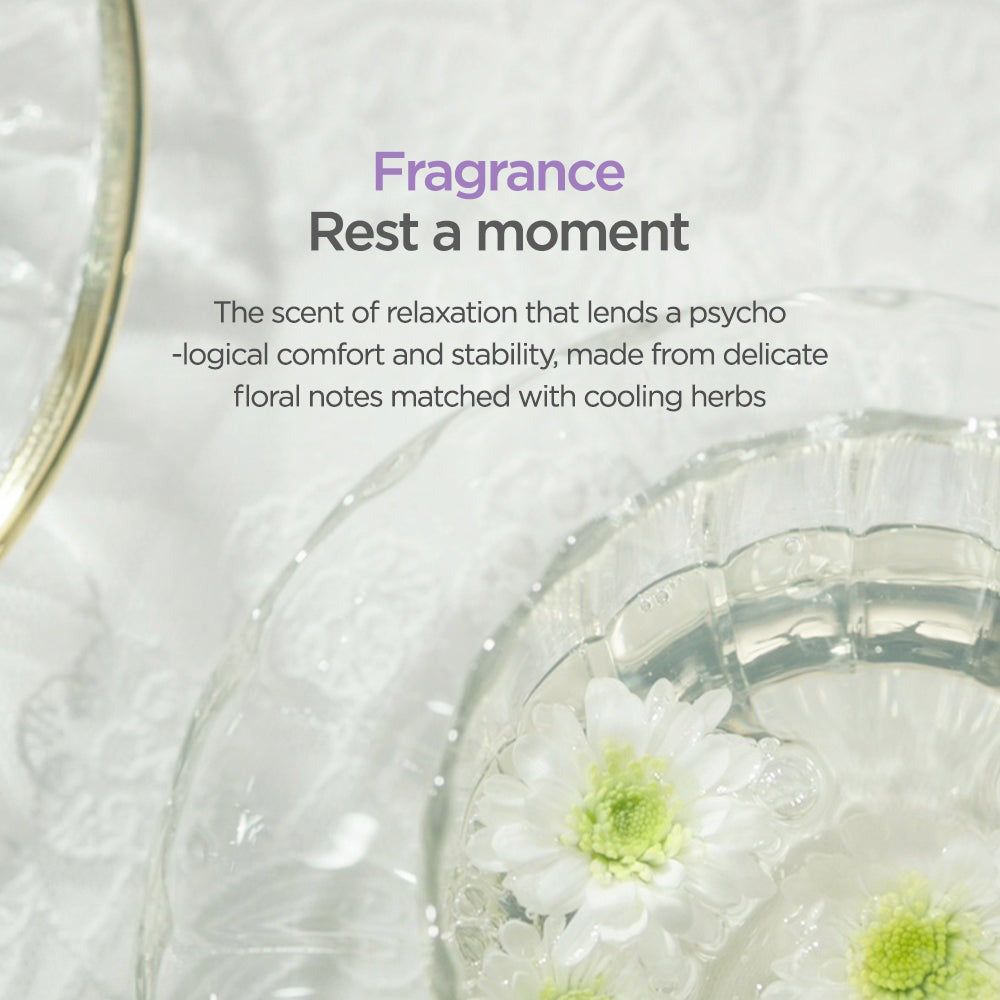 Schale mit Wasser und weißen Blüten, die Duft und Entspannung symbolisieren.