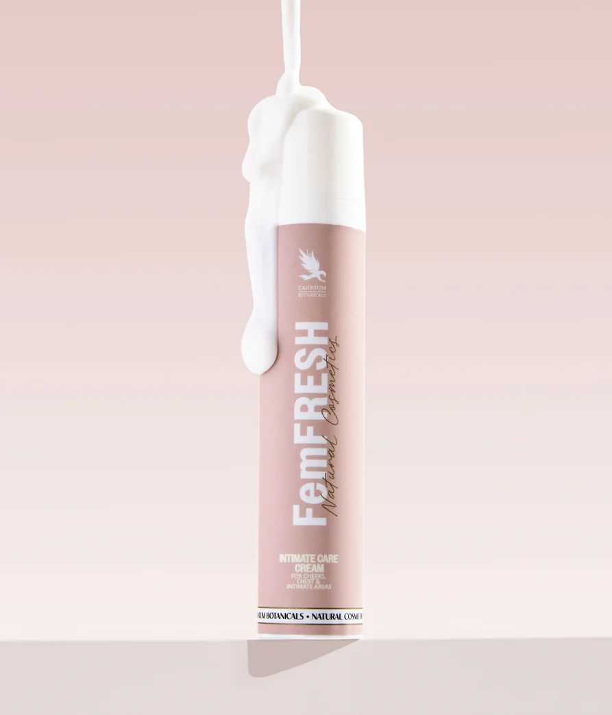 FemFRESH Intimate Care Cream Flasche mit Schaum. Rosa Flasche mit weißem Spender.