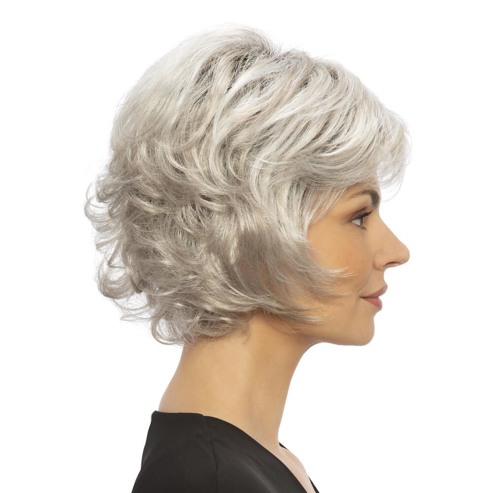 Perücke mit kurzem, grauem Haar. Seitenansicht einer Frau.