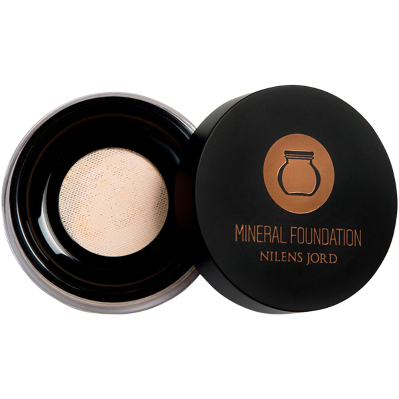 Offene Dose Mineral Foundation. Schwarzer Deckel mit Logo und Schriftzug MINERAL FOUNDATION und NILENS JORD. Innenliegendes Sieb.