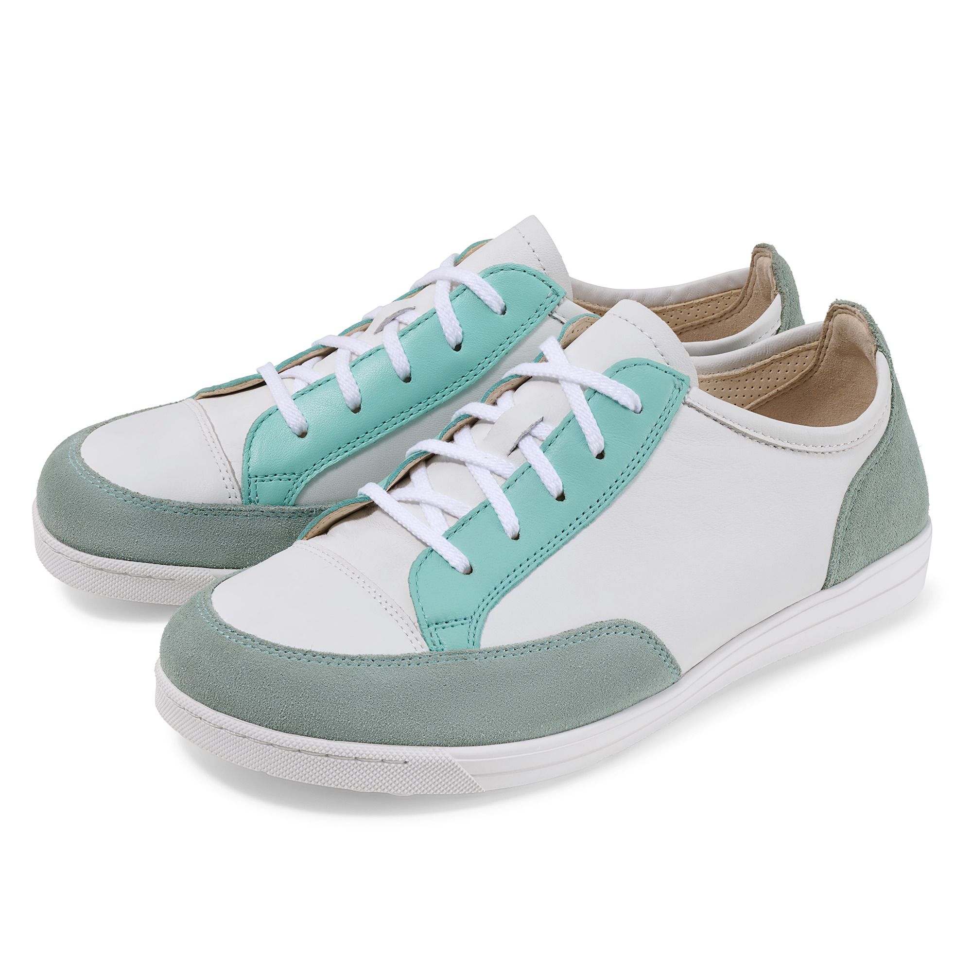 Paar weiße und mintgrüne Damen-Schnürschuhe, Leder, breite Passform.