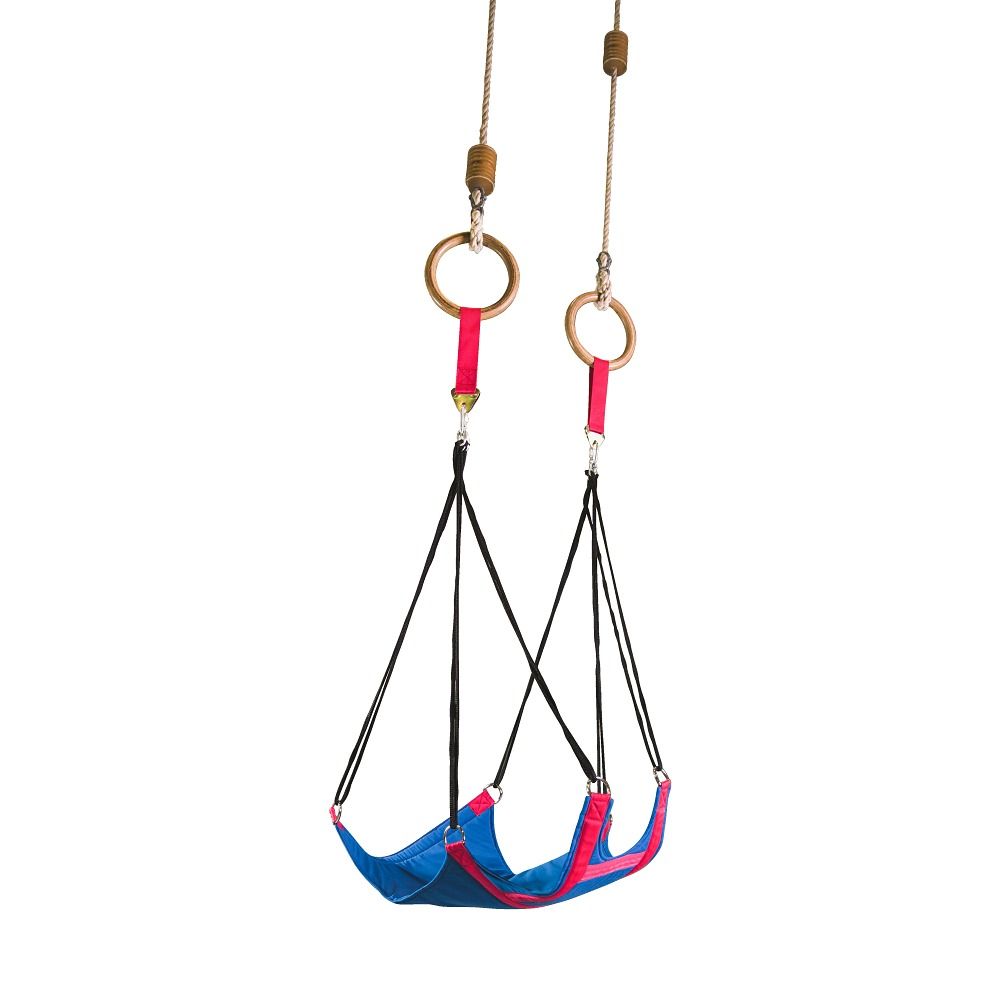 Hängematte mit Holzringen, roten Bändern und blauer Sitzfläche. Schwarze Seile verbinden die Ringe mit der Sitzfläche.