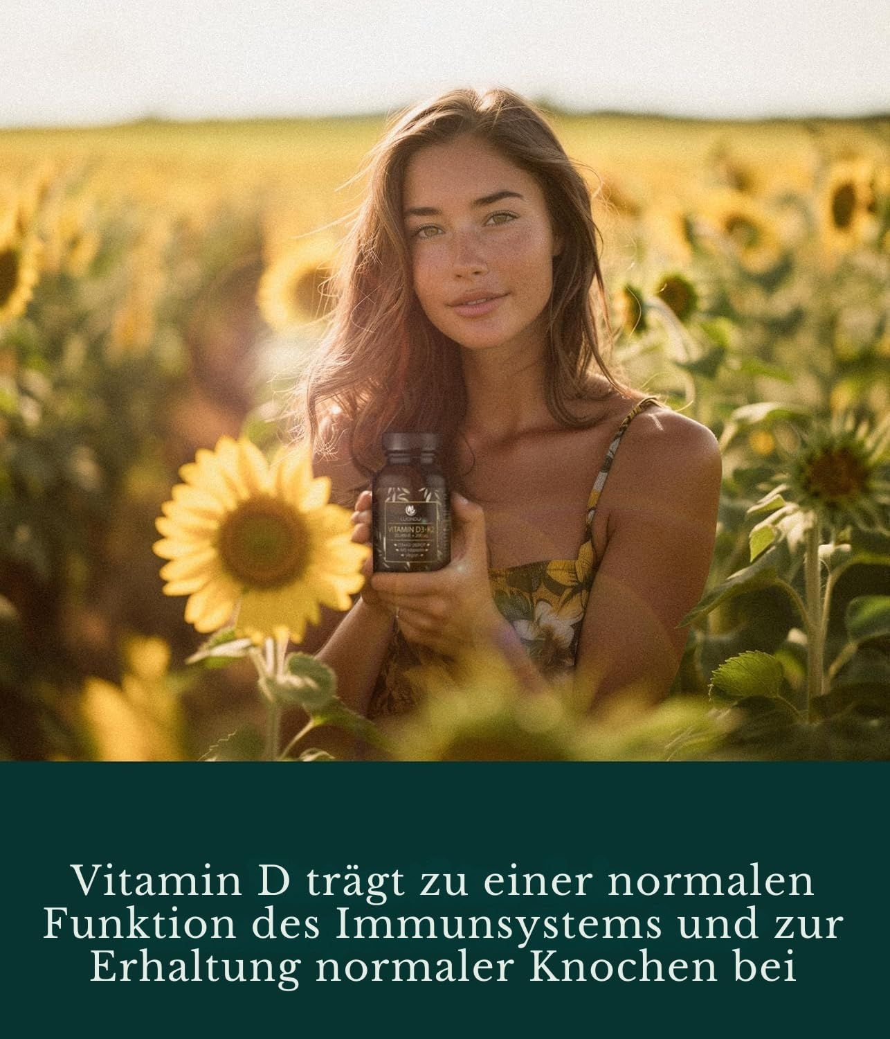 Frau mit Luondu Vitamin D3+K2 Flasche im Sonnenblumenfeld.