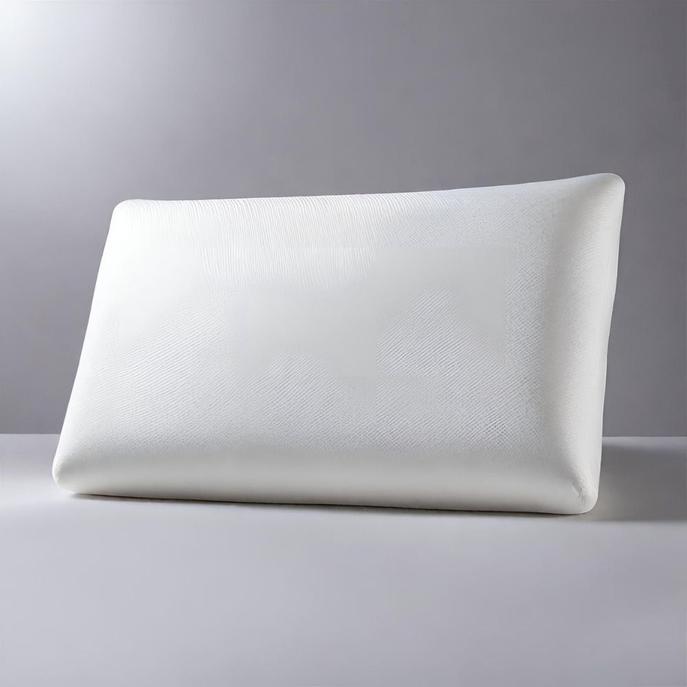 Oreiller blanc rectangulaire. Sur fond clair. Surface lisse.