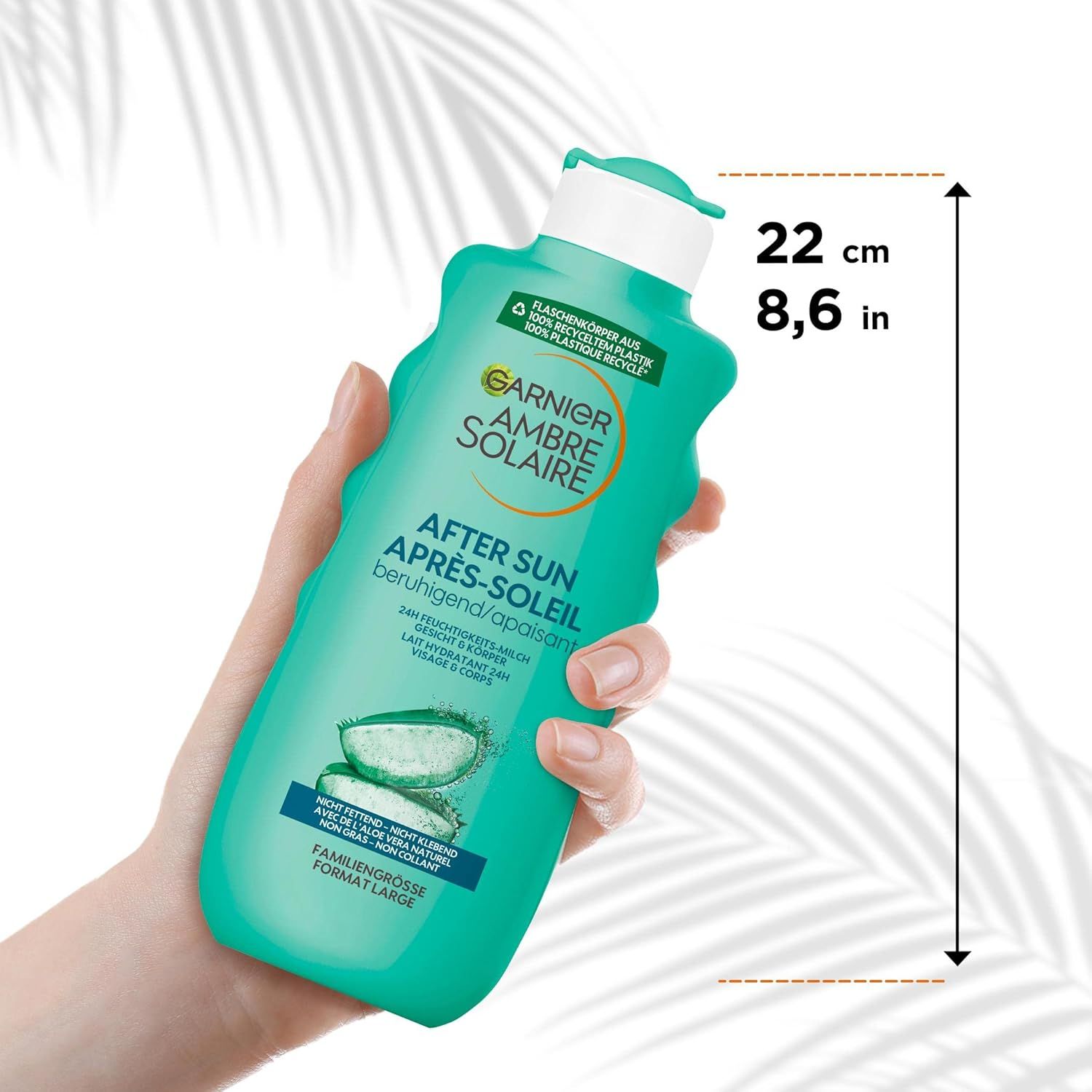 Garnier Ambre Solaire After Sun. Grüne Flasche, 22 cm hoch. Text: Beruhigend, 24h Feuchtigkeit, nicht klebend, Familiengröße.