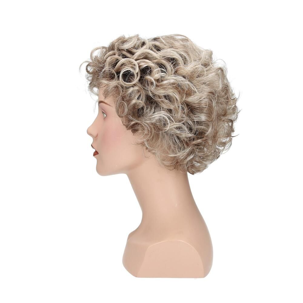 Perücke mit lockigem, blondem Haar auf einem Schaufensterkopf. Seitenansicht.