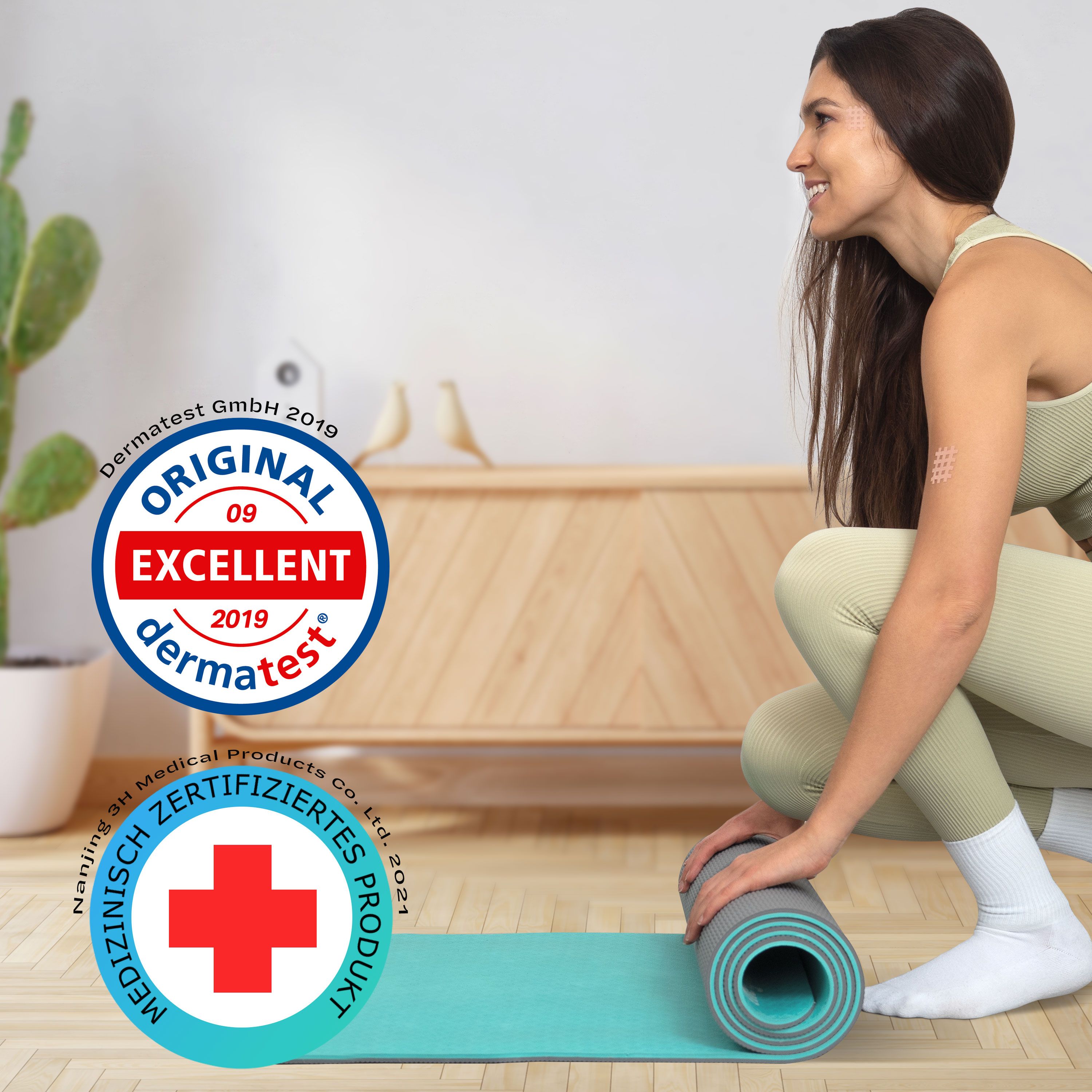 Frau rollt Yogamatte aus. Im Hintergrund: Zertifizierungen. Original Dermatest 2019. Medizinisch zertifiziertes Produkt 2021.